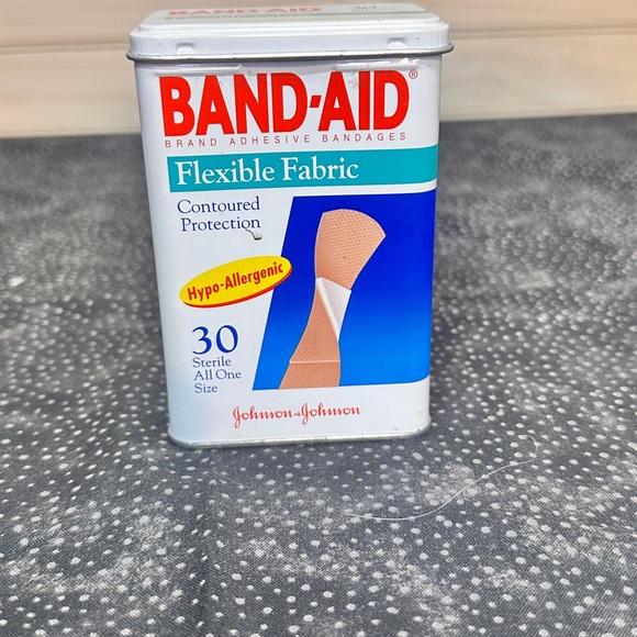 1992 Metal Johnson & Johnson Flexible Fabric Band-Aid® Tin - Empty - No Rust - Picture 1 of 8